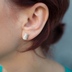 Boom stud oorbellen, takje oorbellen, boomstam gravure, stam oorbellen, boomschors oorbellen, kleine oorbellen stud, oorbellen voor elke dag