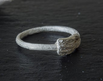 Wedding band woman twig. Twig wedding ring round band in silver. Tiny twig ring for nature lover. Silver wedding branch ring for couples