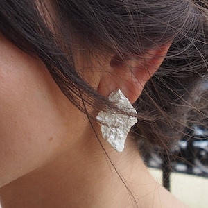 Pendientes de plata forma de rombo textura orgánica. Pendientes de plata rombo para novias bohemias. Pendientes para novia bohemia en plata