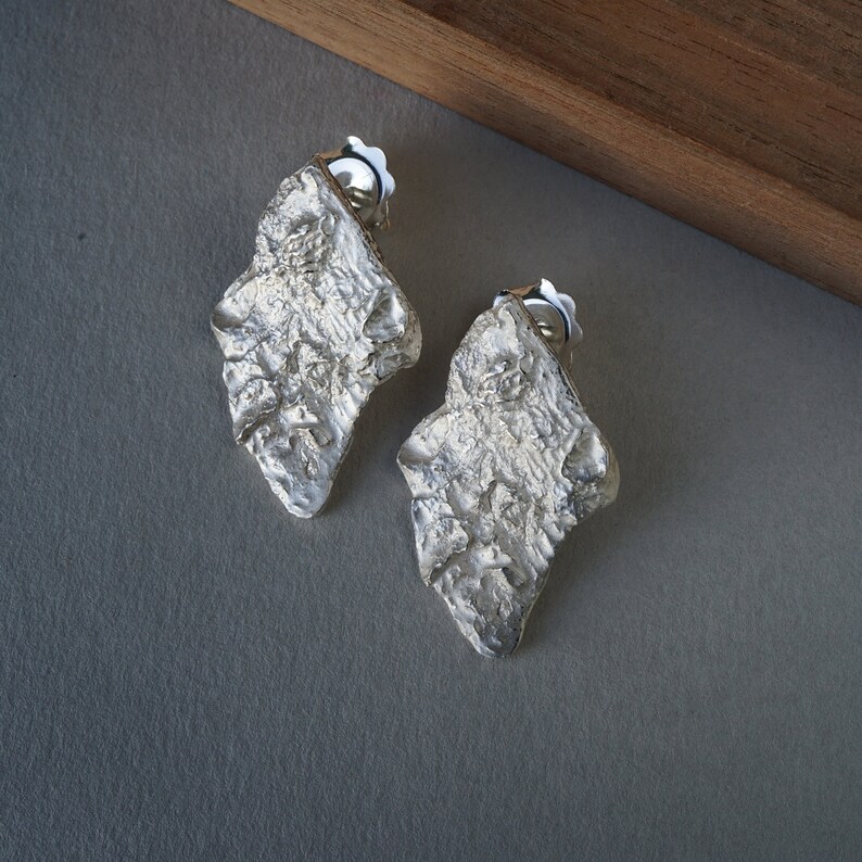 Pendientes de plata forma de rombo textura orgánica. Pendientes de plata rombo para novias bohemias. Pendientes para novia bohemia en plata image 3