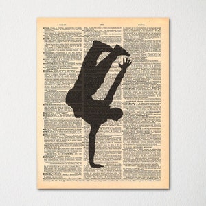 Könnte beinhalten: Silhouette einer Person, die einen Handstand auf einer alten Wörterbuchseite macht. Die Wörterbuchseite ist in Schwarzweiß. Die Silhouette ist schwarz.