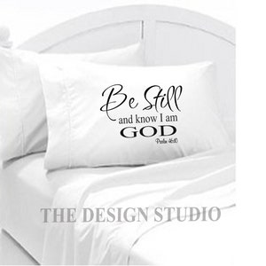 Pu&ograve; includere: Cuscino bianco con testo nero che recita "Be Still and know I am GOD Psalm 46:10".