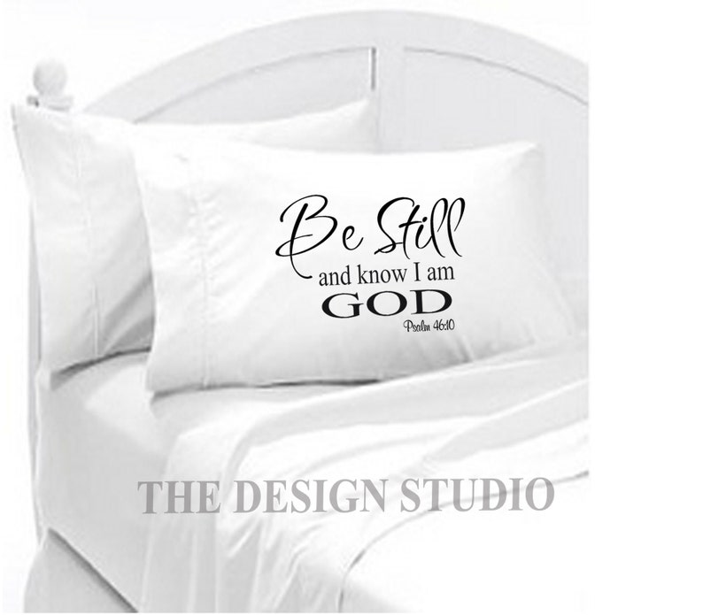 Pu&ograve; includere: Cuscino bianco con testo nero che recita "Be Still and know I am GOD Psalm 46:10".