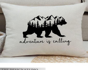 Camping Kissen: Adventure Bear Design, Cabin Dekor (30,5x50 cm)