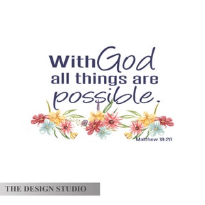 Pu&ograve; includere: Uno sfondo bianco con una ghirlanda di fiori e il testo "With God all things are possible." in blu navy. Il testo "Matthew 19:26" &egrave; in blu navy pi&ugrave; piccolo sotto la ghirlanda.