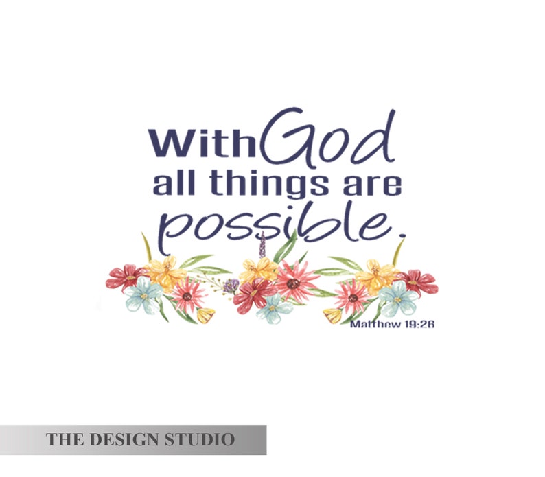 Pu&ograve; includere: Uno sfondo bianco con una ghirlanda di fiori e il testo "With God all things are possible." in blu navy. Il testo "Matthew 19:26" &egrave; in blu navy pi&ugrave; piccolo sotto la ghirlanda.