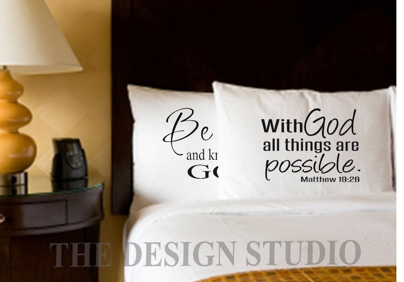 Pu&ograve; includere: Cuscino bianco con testo nero che recita "Be and know God" su un lato e "With God all things are possible. Matthew 19:26" sull'altro.
