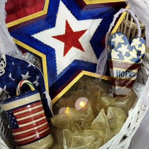 Kosz prezentowy patriotyczny, kosz prezentowy Americana, kosz prezentowy patriotyczny z wikliny, kubek Americana, maska, drewniana taca do serwowania, drewniany znak
