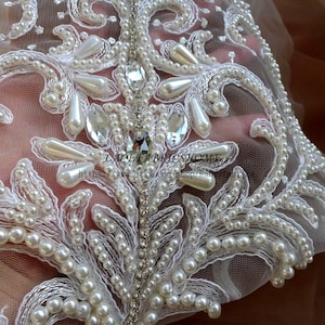 Może przedstawiać: Biała koronka z koralikami z kwiatowym wzorem i przezroczystymi kryształami. Koronka jest na przezroczystej siatce. Widoczny jest tekst "LACETABRICESHOME" i "https://www.etsy.com/shop/RainbowArt".