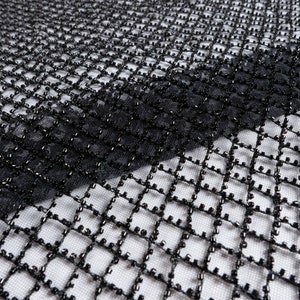 Könnte beinhalten: Schwarzer Perlen-Mesh-Stoff mit quadratischem Muster. Der Stoff ist durchsichtig und hat eine zarte Textur.