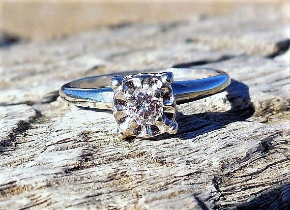 Vintage .10ct Diamond Engagement Ring Unique Enga… - image 2