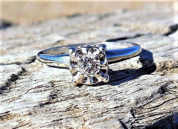 Vintage .10ct Diamond Engagement Ring Unique Enga… - image 9