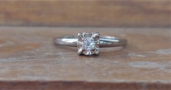 Vintage .10ct Diamond Engagement Ring Unique Enga… - image 1