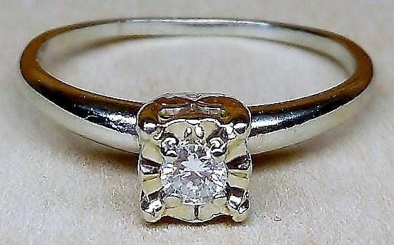 Vintage .10ct Diamond Engagement Ring Unique Enga… - image 3