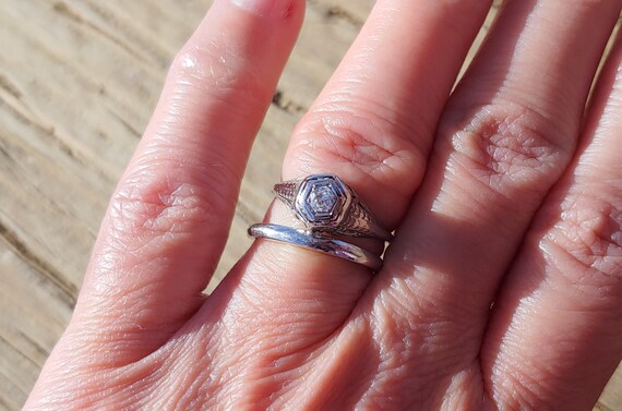 Art Deco Engagement Ring .12ct Diamond Engagement… - image 9