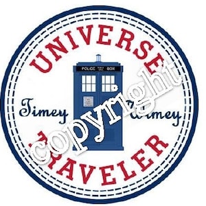 Puede incluir: Una pegatina circular azul y blanca con el texto "Universe Traveler" en letras rojas alrededor del borde. El centro de la pegatina presenta una caja de policía azul con el texto "Police Box" sobre la puerta. El texto "Timey Wimey" está escrito en cursiva debajo de la caja de policía.