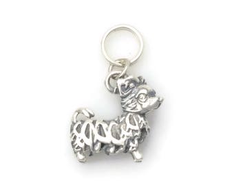 Charme de Chihuahua à poil long en argent sterling, pendentif Chihuahua à poil long en argent sterling, Animal Whimsey Collection de Donna Pizarro