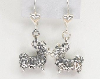 Orecchini Chihuahua a pelo lungo in argento sterling della collezione Animal Whimsey di Donna Pizarro di raffinati gioielli Chihuahua a pelo lungo