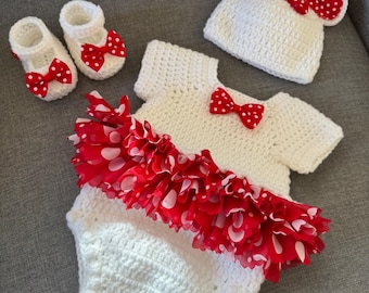 Pretty little Minnie Mouse outfit, comes with a romper, a hat and shoes. Fits newborn to 3 months.