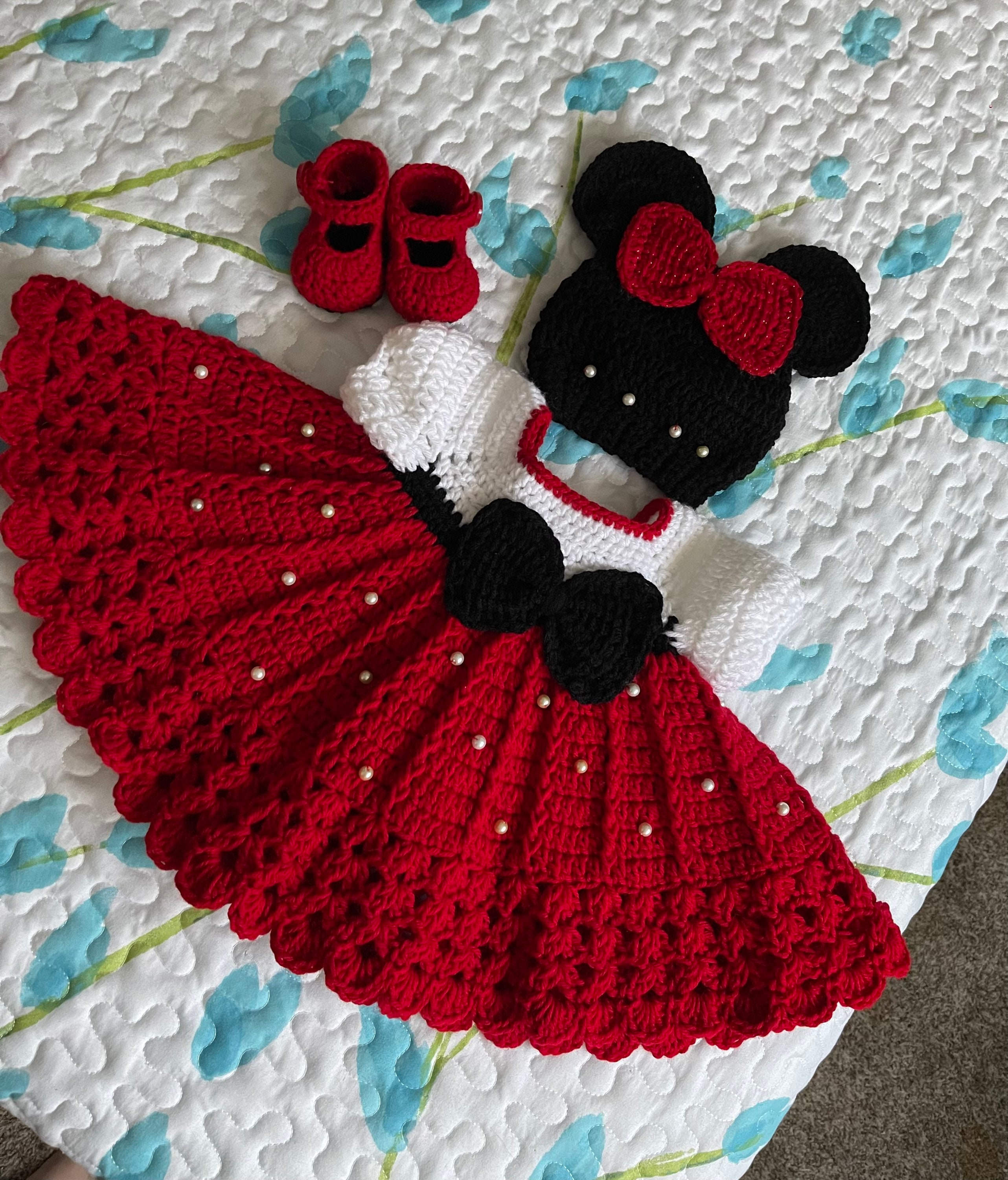 Crochet Minnie Mouse Baby Set with Pearls.