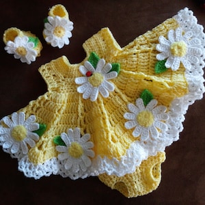 Gorgeous Crochet baby dress with daisies  :) Perfect for pictures,