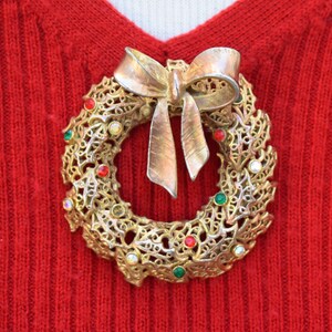 Tancer-II Christmas Holly Leaf Wreath Pin Vintage