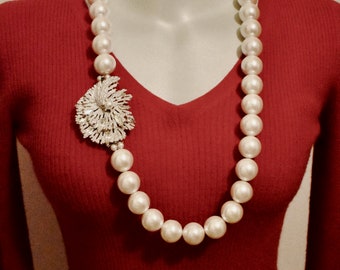 Continuous Strand Faux Pearl Necklace with Rhinestone & Pearl Focal