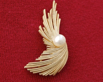 BSK Faux Pearl Brooch 70's Vintage