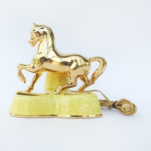 22K Gold lackierte Midcentury Pferde-TV-Lampe mit gelbem Keramik-Pflanzenfuß