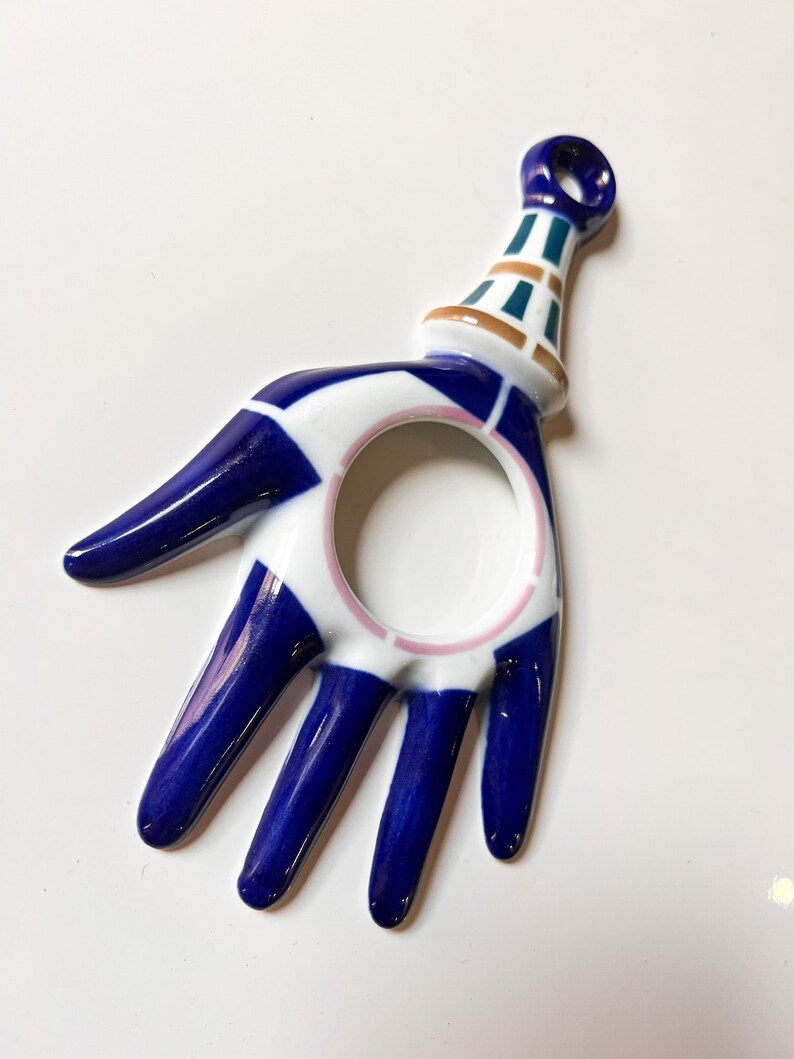 Galecia sangadelos Protective hand in porcelain spain