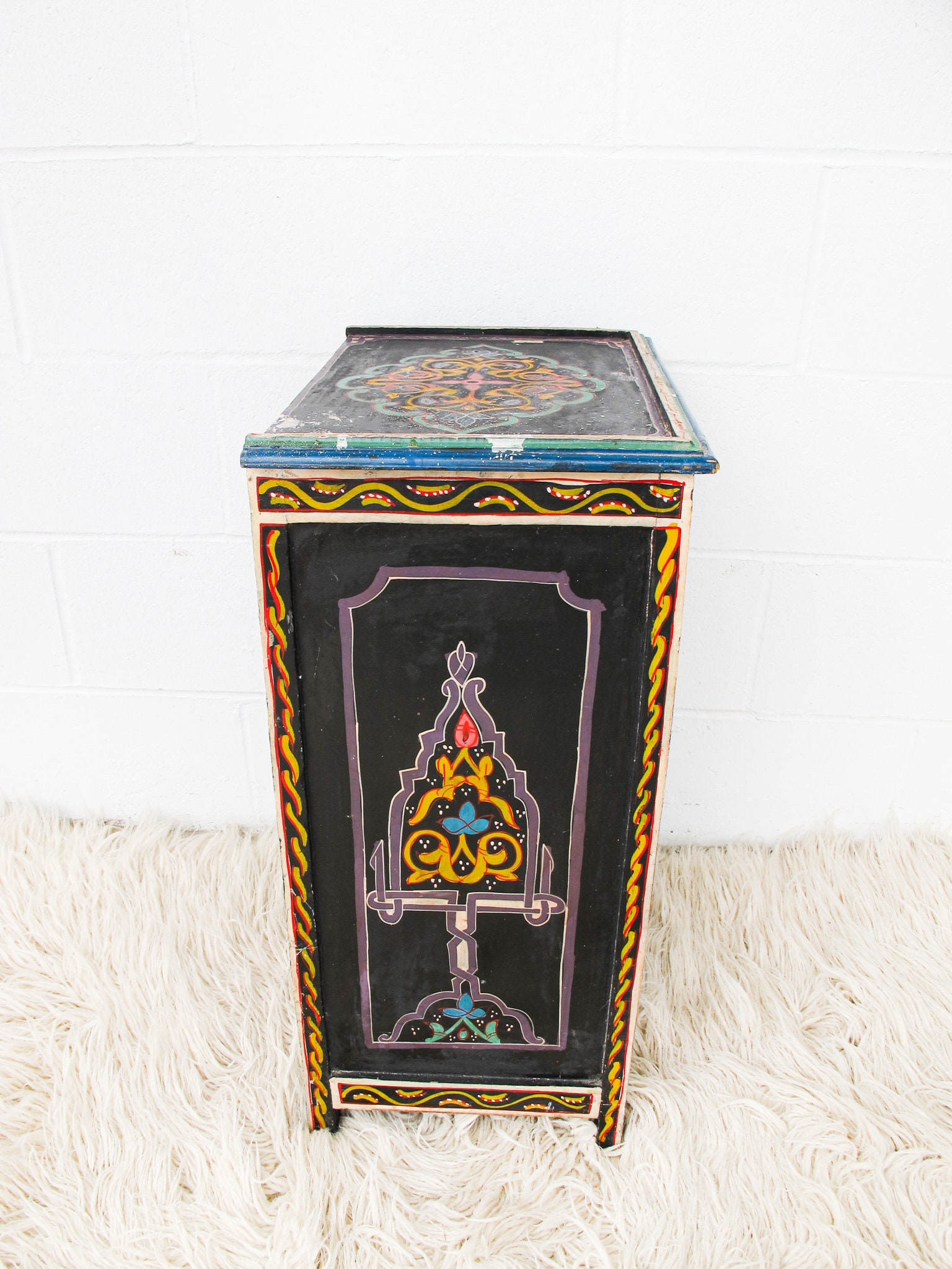 Vintage pintado a mano marroquí madera maciza pequeño gabinete | Etsy