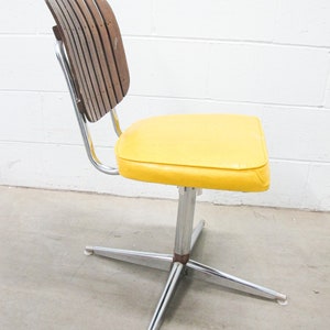 Midcentury Rotating Vinyl Chair with Slatted Wood Back and Chrome Base image 3