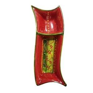 Puede incluir: Un plato de servir de cerámica roja con un diseño floral verde y amarillo. El plato está dividido en dos secciones.