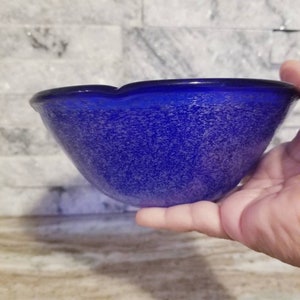 Vintage Kobalt Blau Glasschüssel, mattierte Außenflächenschüssel, Salatschüssel, Bonbonschüssel, Keksschüssel Blaues Glas, Housewarminggeschenk