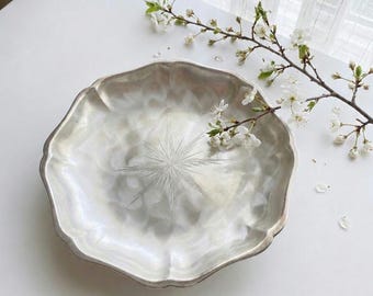Ciotola vintage WMF Ikora con piedistallo e bordo smerlato, placcata in argento, decorazione a stella, 24 cm (9,5").