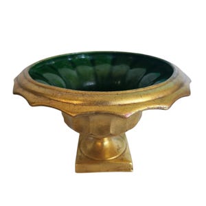 Compota vintage de color verde esmeralda con base, maceta tipo urna festoneada dorada con acabado envejecido.