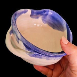 Kunstkeramische kom, handgemaakte kom, asymmetrische kom, kom met handvat, blauwe en roomwitte kom