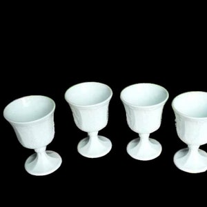 4 White Glasses Vintage Milk Glass Goblets White Drinking Glasses Indiana Harvest Grape Design Dining Room Decor