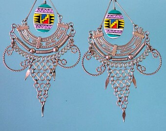 Boucles d'oreilles chandelier vintage avec breloques ethniques multicolores et accents de cotte de mailles, boucles d'oreilles ton argent, boucles d'oreilles Boho, bijoux fantaisie Boho