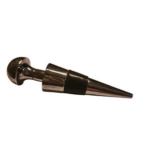 Op de afbeelding: Een set van drie keramische mokken met een gespikkelde, matte afwerking. Elke mok heeft een andere kleur: lichtblauw, crème en grijs. De mokken hebben een eenvoudig, modern ontwerp en een comfortabele handgreep.