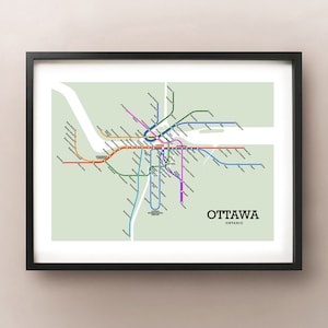 Pode incluir: Uma impressão emoldurada com um mapa colorido do sistema de transporte público de Ottawa, Ontário. O mapa exibe linhas coloridas representando diferentes rotas, com nomes de estações. A palavra "Ottawa" é impressa em negrito, com "Ontário" abaixo.