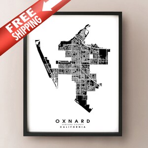 Może przedstawiać: Czarno-biały wydruk mapy Oxnard, Kalifornia, w czarnej ramie. Mapa przedstawia układ miasta z ulicami i budynkami. Tekst "OXNARD VENTURA COUNTY CALIFORNIA" znajduje się na dole.
