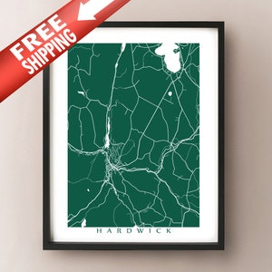 以下が含まれることがあります： ハードウィックの地図プリント。濃い緑色の背景に、道路や水路を表す白い線が描かれています。町名は下部に白で印刷されています。黒いフレームに入っています。