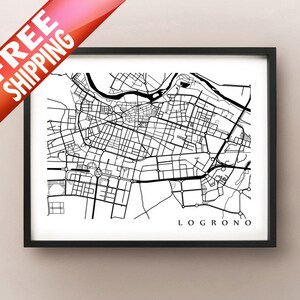 Peut inclure: Impression encadrée en noir et blanc d'une carte de Logroño, Espagne. La carte représente les rues et les points de repère de la ville. Le mot "LOGROÑO" est en bas à droite. Une bannière rouge avec "FREE SHIPPING" est en haut à gauche.