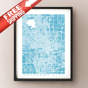Puede incluir: Impresión enmarcada del mapa de Oklahoma City en blanco sobre un fondo azul claro. Las calles y los puntos de referencia de la ciudad están detallados. La impresión está en un marco negro. Las palabras "OKLAHOMA CITY" están impresas en la parte inferior del mapa.