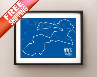 Puede incluir: Impresión enmarcada del mapa del recorrido del Maratón de Berlín en blanco sobre un fondo azul. Se muestra el texto "Berlin 26.2 Miles" (42,195 km), junto con la fecha "25 de septiembre de 2016" y la hora "5:13:10".