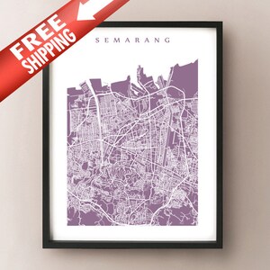 Könnte beinhalten: Ein gerahmter Druck mit einer detaillierten Karte von Semarang in einem gedämpften Lila. Das Stadtlayout ist in weißen Linien auf lila Hintergrund dargestellt. Das Wort "Semarang" ist oben aufgedruckt.