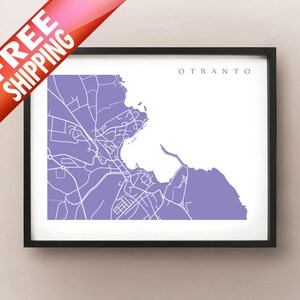 Puede incluir: Una impresión enmarcada del mapa de Otranto en color lavanda, con un diseño detallado de las calles. La impresión está sobre un fondo blanco y enmarcada en un borde negro. La palabra "OTRANTO" está impresa en la parte superior.