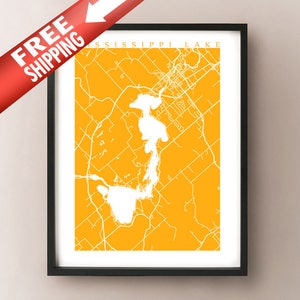 Puede incluir: Impresión enmarcada de un mapa blanco del lago Mississippi sobre un fondo amarillo. El mapa detalla la forma del lago y las carreteras circundantes. Las palabras "MISSISSIPPI LAKE" están en la parte superior. Una pancarta roja con "FREE SHIPPING" está en la esquina superior izquierda.