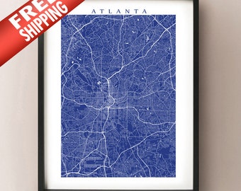 Puede incluir: Una impresión enmarcada del mapa de la ciudad de Atlanta en líneas blancas sobre un fondo azul. La palabra "ATLANTA" está en la parte superior. Una pancarta roja con las palabras "FREE SHIPPING" está en la esquina superior izquierda.